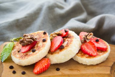 Krep, çilek, çikolata ve baldan oluşan sağlıklı bir kahvaltı.