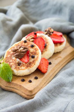 Krep, çilek, çikolata ve baldan oluşan sağlıklı bir kahvaltı.