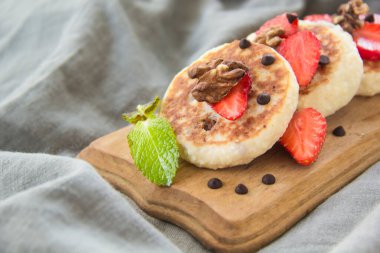 Krep, çilek, çikolata ve baldan oluşan sağlıklı bir kahvaltı.