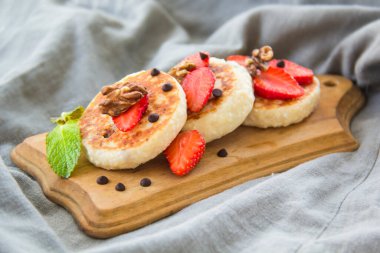 Krep, çilek, çikolata ve baldan oluşan sağlıklı bir kahvaltı.