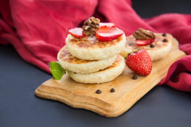 Krep, çilek, çikolata ve baldan oluşan sağlıklı bir kahvaltı.