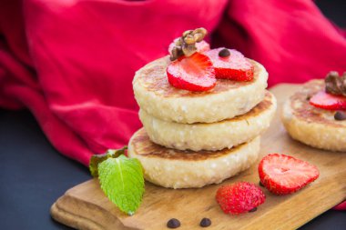 Krep, çilek, çikolata ve baldan oluşan sağlıklı bir kahvaltı.