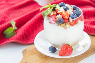 Sağlıklı yaban mersini, çilek ve cevizli parfe. 