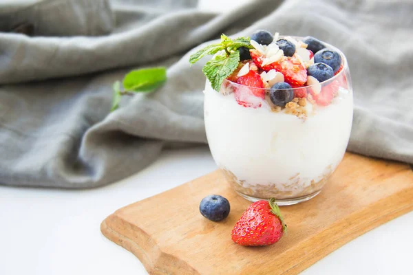 Gesundes Parfait Aus Blaubeeren Erdbeeren Und Walnüssen Glas — Stockfoto