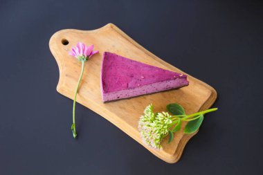 Taze yaban mersinli ev yapımı cheesecake ve tatlı olarak nane şekeri sağlıklı organik tatlı turtalı cheesecake. Yaratıcı atmosfer dekorasyonu.