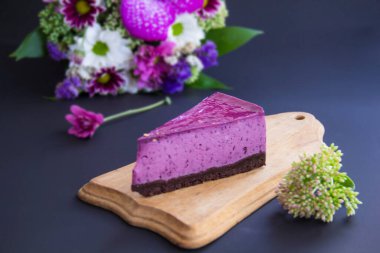 Taze yaban mersinli ev yapımı cheesecake ve tatlı olarak nane şekeri sağlıklı organik tatlı turtalı cheesecake. Yaratıcı atmosfer dekorasyonu.
