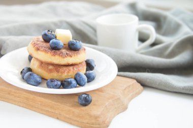 Krep, dut, tereyağı ve baldan oluşan sağlıklı bir kahvaltı.