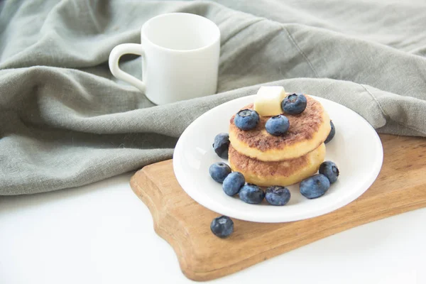 由煎饼 黄油和蜂蜜构成的健康早餐 — 图库照片