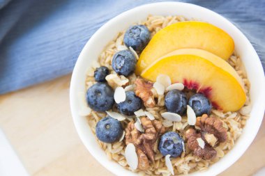 Yabanmersinli yulaf lapası. Sağlıklı besleyici kahvaltı için süper yiyecekler