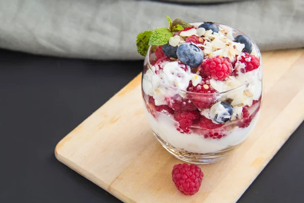 Gesundes Parfait Aus Blaubeeren Himbeeren Und Walnüssen Glas Auf Weißem — Stockfoto