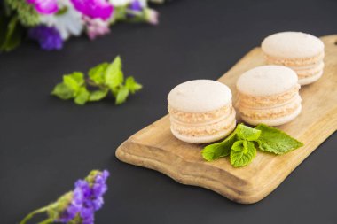 Tatlı olarak kurabiye ve nane, sağlıklı organik yaz tatlısı. Yaratıcı atmosfer dekorasyonu.