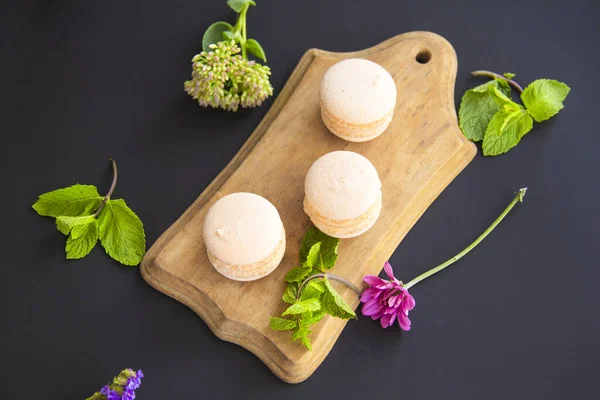 Tatlı olarak kurabiye ve nane, sağlıklı organik yaz tatlısı. Yaratıcı atmosfer dekorasyonu.