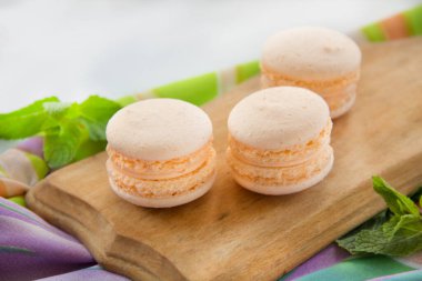 Tatlı olarak kurabiye ve nane, sağlıklı organik yaz tatlısı. Yaratıcı atmosfer dekorasyonu.