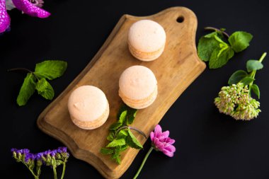 Tatlı olarak kurabiye ve nane, sağlıklı organik yaz tatlısı. Yaratıcı atmosfer dekorasyonu.