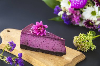 Taze yaban mersinli ev yapımı cheesecake ve tatlı olarak nane şekeri sağlıklı organik tatlı turtalı cheesecake. Yaratıcı atmosfer dekorasyonu.