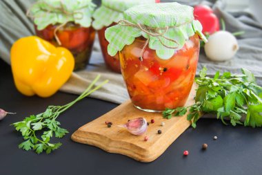 Masada lezzetli sebze turşusu kavanozları. Yaratıcı atmosfer dekorasyonu.