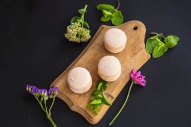 Tatlı olarak kurabiye ve nane, sağlıklı organik yaz tatlısı. Yaratıcı atmosfer dekorasyonu.