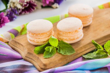 Tatlı olarak kurabiye ve nane, sağlıklı organik yaz tatlısı. Yaratıcı atmosfer dekorasyonu.