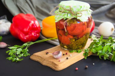 Masada lezzetli sebze turşusu kavanozları. Yaratıcı atmosfer dekorasyonu.