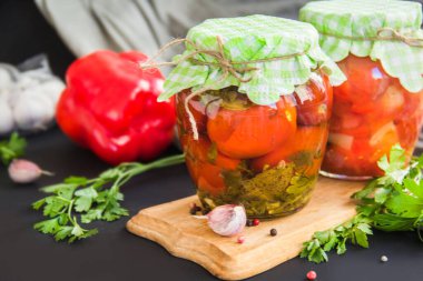Masada lezzetli sebze turşusu kavanozları. Yaratıcı atmosfer dekorasyonu.