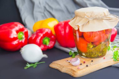 Masada lezzetli sebze turşusu kavanozları. Yaratıcı atmosfer dekorasyonu.