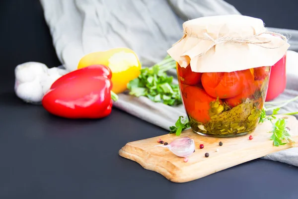 Jarros Verduras Conservadas Escabeche Saborosas Uma Mesa Decoração Atmosférica Criativa — Fotografia de Stock