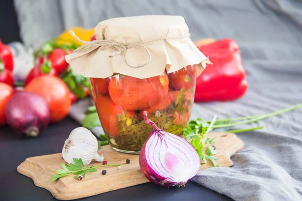 Masada lezzetli sebze turşusu kavanozları. Yaratıcı atmosfer dekorasyonu.