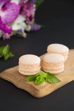 Tatlı olarak kurabiye ve nane, sağlıklı organik yaz tatlısı. Yaratıcı atmosfer dekorasyonu.