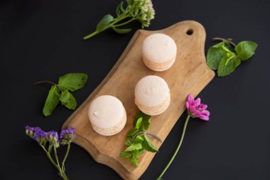 Tatlı olarak kurabiye ve nane, sağlıklı organik yaz tatlısı. Yaratıcı atmosfer dekorasyonu.