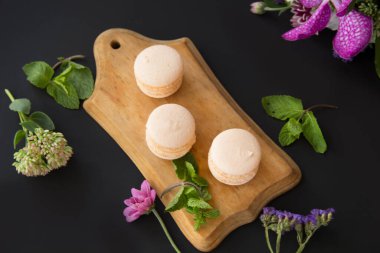 Tatlı olarak kurabiye ve nane, sağlıklı organik yaz tatlısı. Yaratıcı atmosfer dekorasyonu.