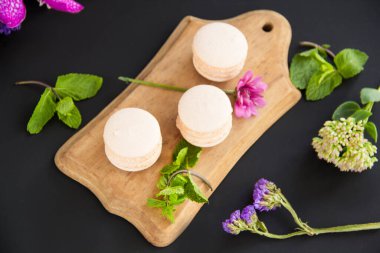 Tatlı olarak kurabiye ve nane, sağlıklı organik yaz tatlısı. Yaratıcı atmosfer dekorasyonu.