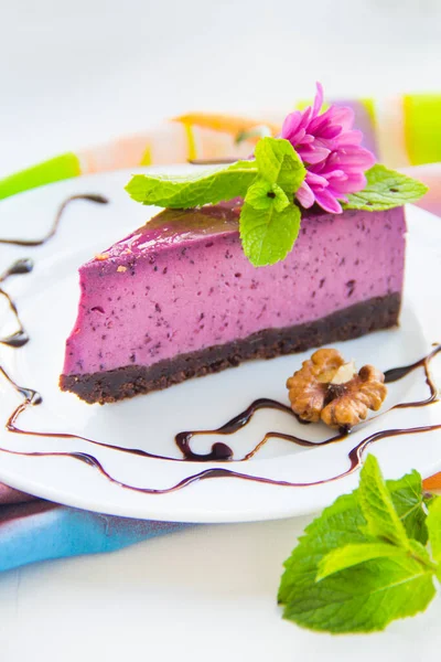 新鮮なブルーベリーとミントを使った自家製チーズケーキ 健康的な有機夏のデザートパイチーズケーキ 創作的な雰囲気の装飾 — ストック写真