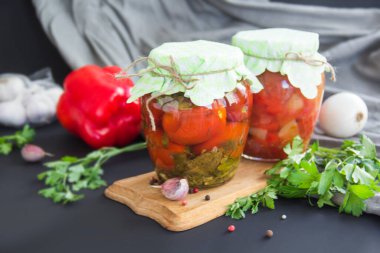 Masada lezzetli sebze turşusu kavanozları. Yaratıcı atmosfer dekorasyonu.