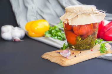 Masada lezzetli sebze turşusu kavanozları. Yaratıcı atmosfer dekorasyonu.