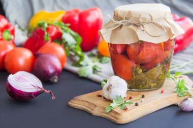 Masada lezzetli sebze turşusu kavanozları. Yaratıcı atmosfer dekorasyonu.