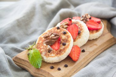 Krep, çilek, çikolata ve baldan oluşan sağlıklı bir kahvaltı.