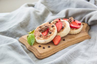 Krep, çilek, çikolata ve baldan oluşan sağlıklı bir kahvaltı.