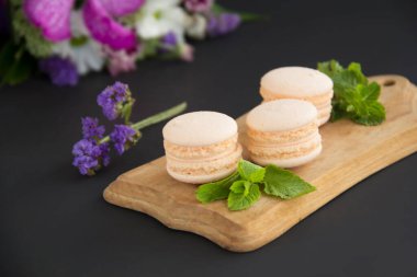 Tatlı olarak kurabiye ve nane, sağlıklı organik yaz tatlısı. Yaratıcı atmosfer dekorasyonu.