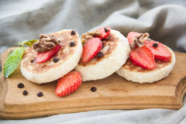 Krep, çilek, çikolata ve baldan oluşan sağlıklı bir kahvaltı.