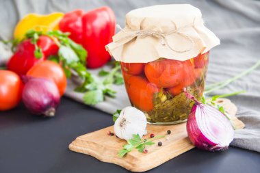Masada lezzetli sebze turşusu kavanozları. Yaratıcı atmosfer dekorasyonu