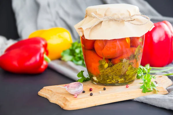 Pots Légumes Marinés Savoureux Sur Une Table Décoration Atmosphérique Créative — Photo