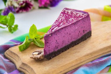 Taze yaban mersinli ev yapımı cheesecake ve tatlı olarak nane şekeri sağlıklı organik tatlı turtalı cheesecake. Yaratıcı atmosfer dekorasyonu.