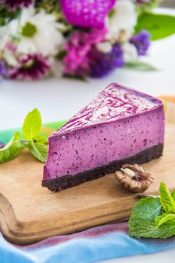 Taze yaban mersinli ev yapımı cheesecake ve tatlı olarak nane şekeri sağlıklı organik tatlı turtalı cheesecake. Yaratıcı atmosfer dekorasyonu.