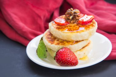 Krep, çilek, çikolata ve baldan oluşan sağlıklı bir kahvaltı.