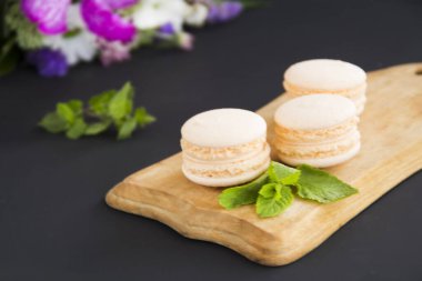 Tatlı olarak kurabiye ve nane, sağlıklı organik yaz tatlısı. Yaratıcı atmosfer dekorasyonu.