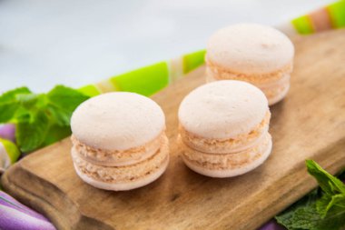 Tatlı olarak kurabiye ve nane, sağlıklı organik yaz tatlısı. Yaratıcı atmosfer dekorasyonu.