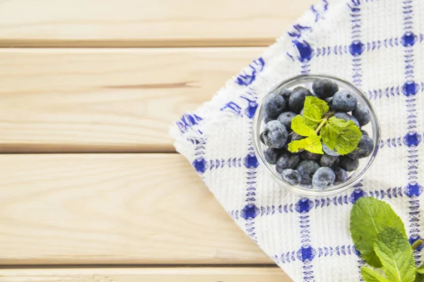 Juicy Fresh Blueberries Green Leaves Creative Atmospheric Decoration — Stock Photo, Image