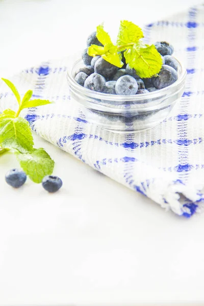 Juicy Fresh Blueberries Green Leaves Creative Atmospheric Decoration — Stock Photo, Image