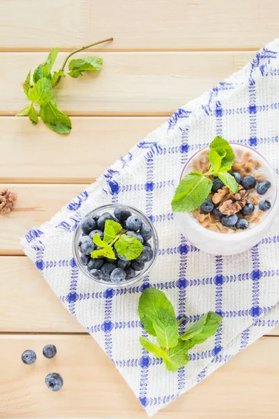  Yeşil yapraklı sulu ve taze yaban mersini. Yaratıcı atmosfer dekorasyonu