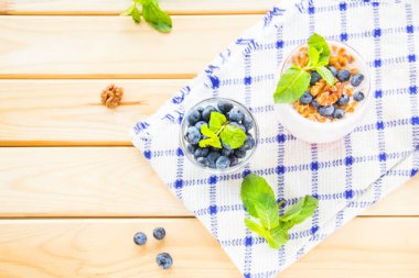  Yeşil yapraklı sulu ve taze yaban mersini. Yaratıcı atmosfer dekorasyonu